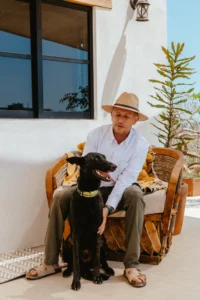 persona perro sentado