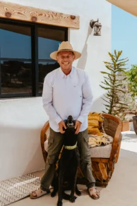 persona sonriendo y perro